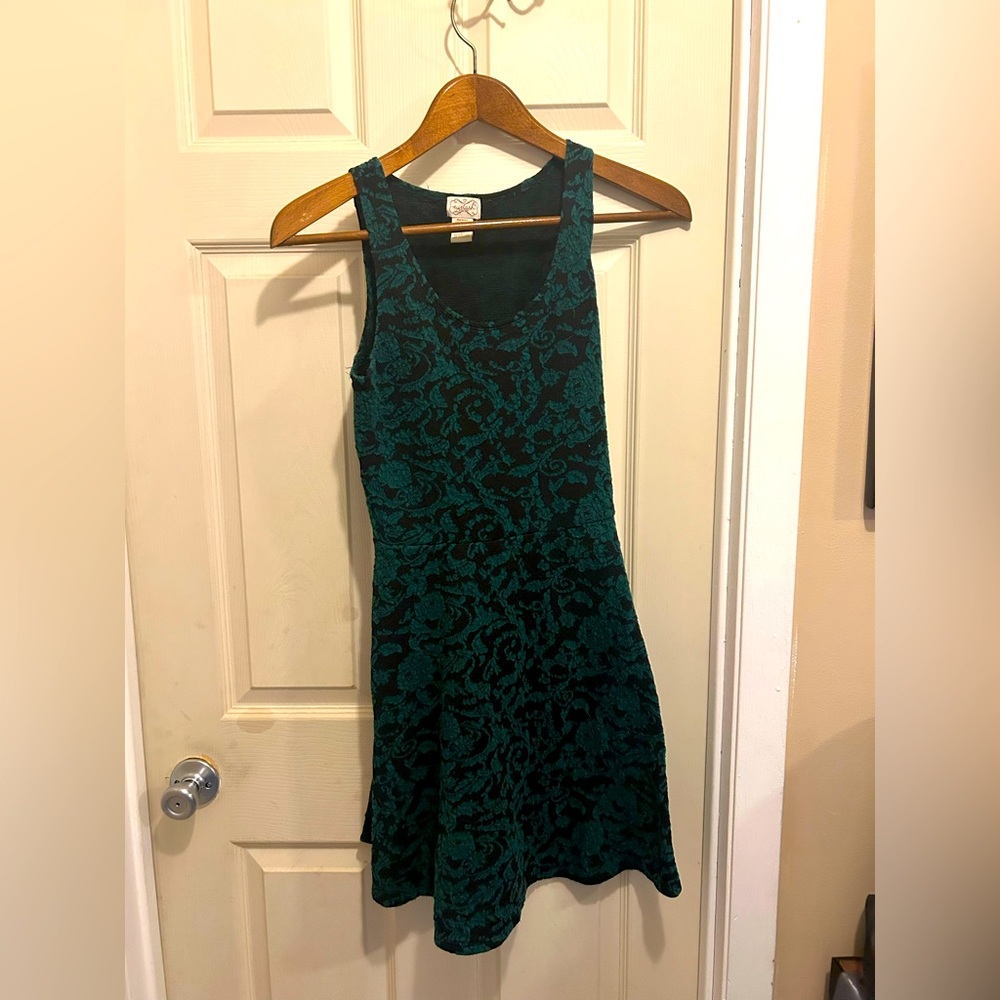 Eyelash Couture sleeveless Green and Black Damask print mini Dress - size large